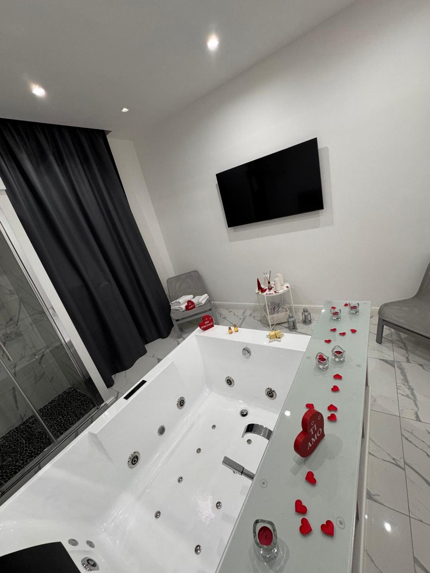 Lady Mary'S Luxury Suites Napels Buitenkant foto