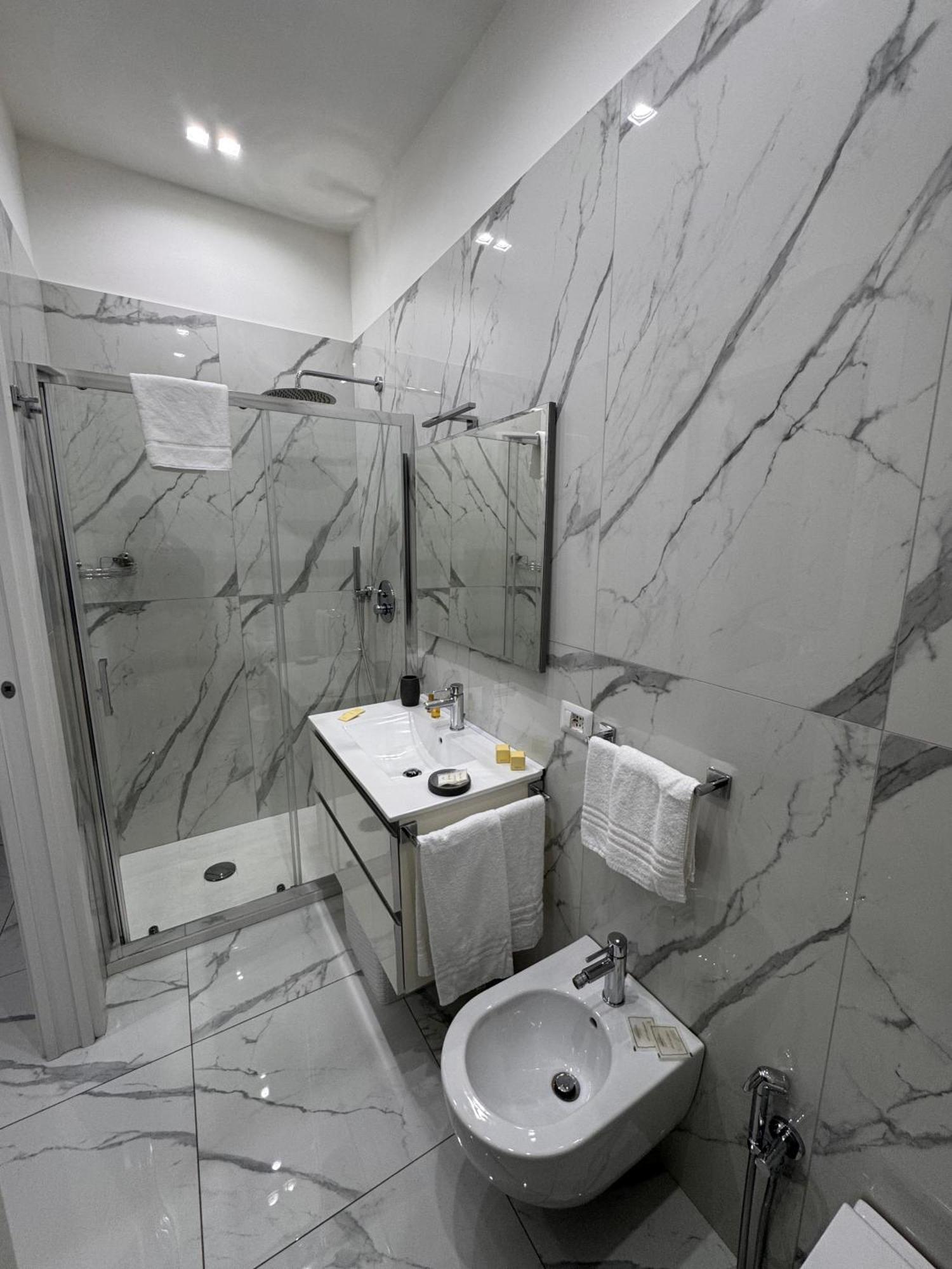 Lady Mary'S Luxury Suites Napels Buitenkant foto