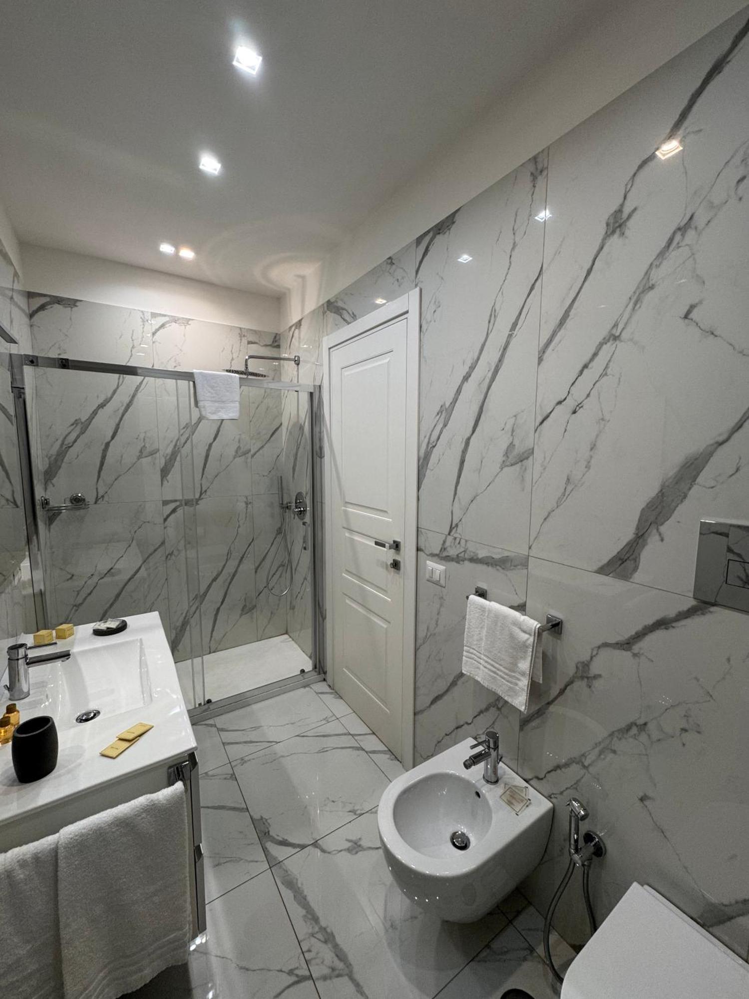 Lady Mary'S Luxury Suites Napels Buitenkant foto